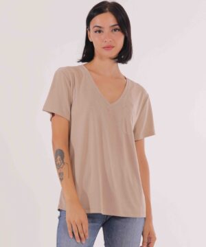 T-shirt scollo a V con taschino. Fascino basic chic per questa t-shirt in jersey di cotone stretch con taschino. Ha la silhouette regular, lo scollo a V e le maniche corte. Sarà perfetta su denim, shorts e gonne a seconda dei tuoi gusti. Colore Beige La modella è alta 177 cm e indossa la taglia XS (40) Il capo veste la taglia indicata. Composizione: 95% cotone 5% elastan