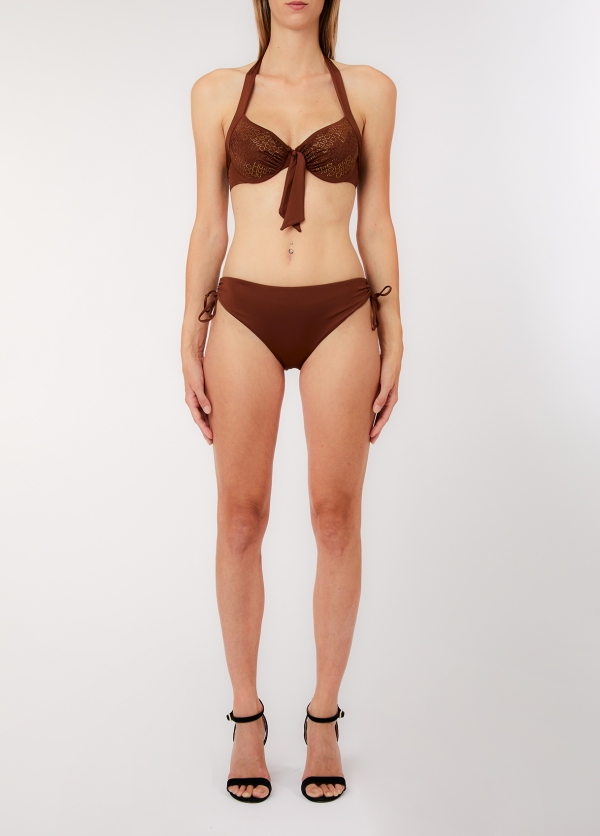 Bikini Liu Jo color terra con balconcino a ferretto, logo strass in tinta e slip con coulisse regolabile.