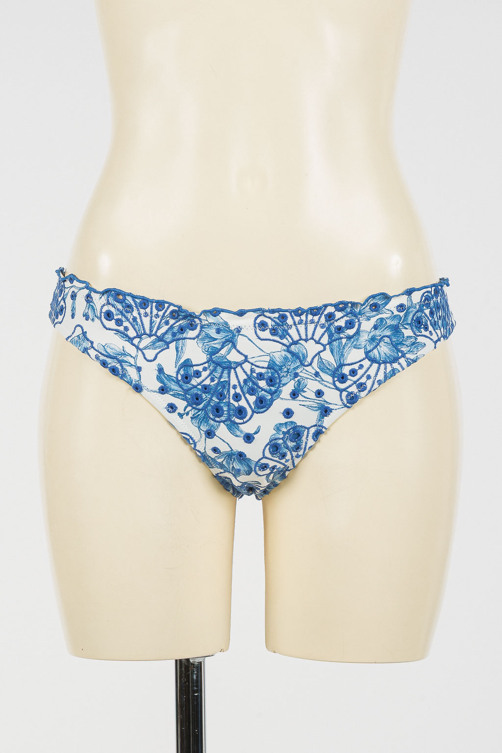 Slip Brasiliana Twinset Toile de Jouy con Ricamo Conchiglie – Off White/Blu Med - immagine 4