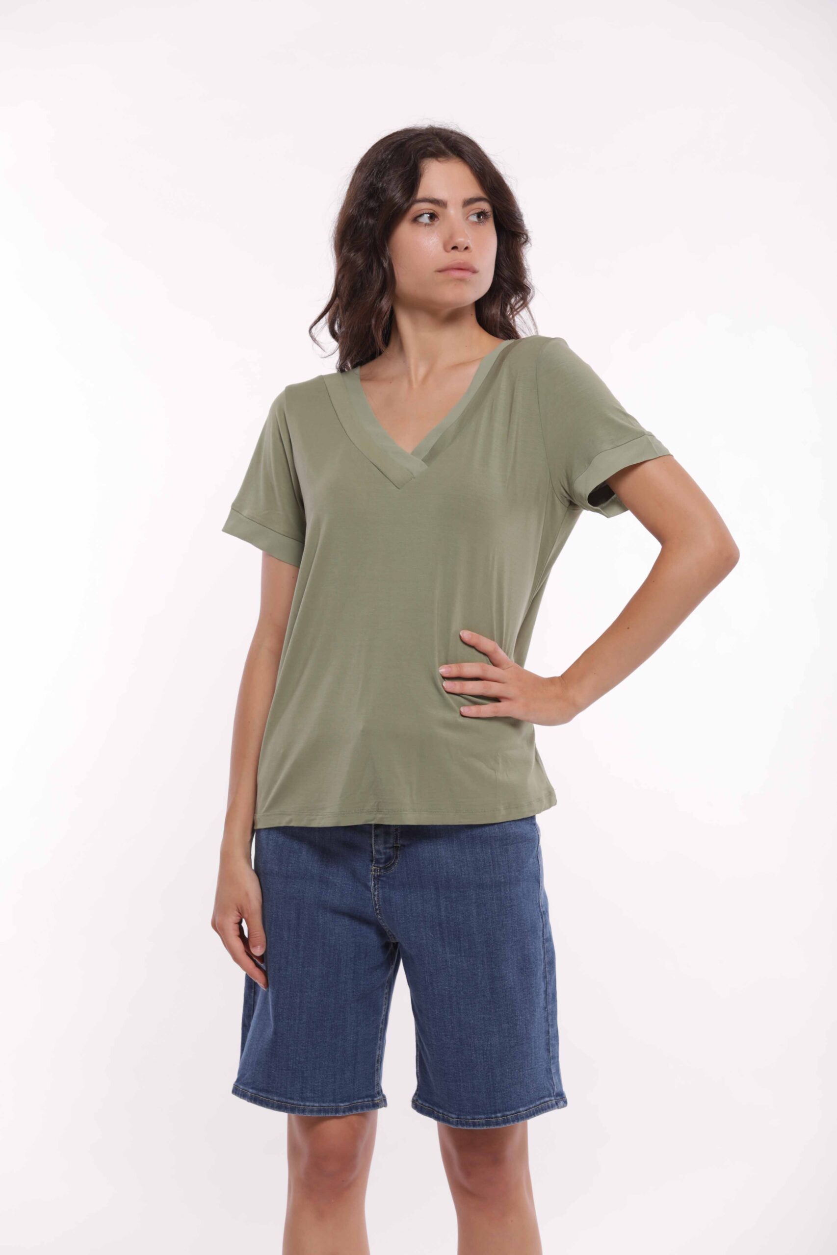 T-shirt da donna verde militare Mimì Muà Firenze in jersey di viscosa stretch con scollo a V e dettagli in georgette.