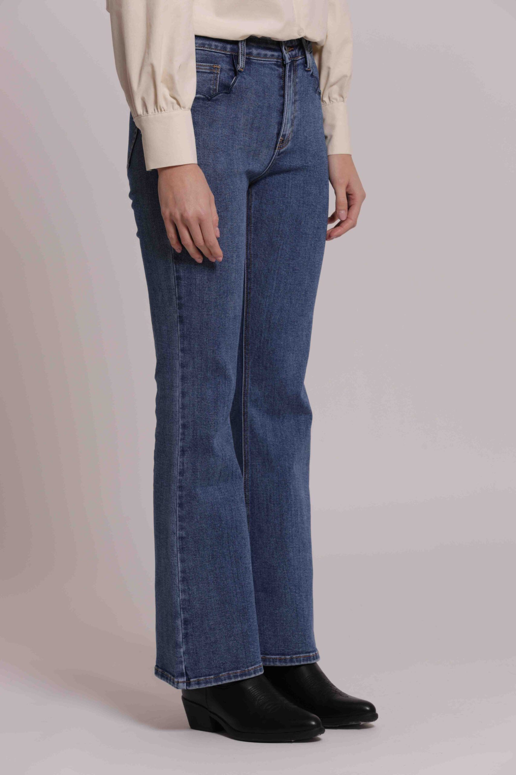 Mimì Muà Firenze – Jeans Flare "Blu Medio" in Cotone Stretch con Ricamo Ondulato sulle Tasche Posteriori - immagine 3