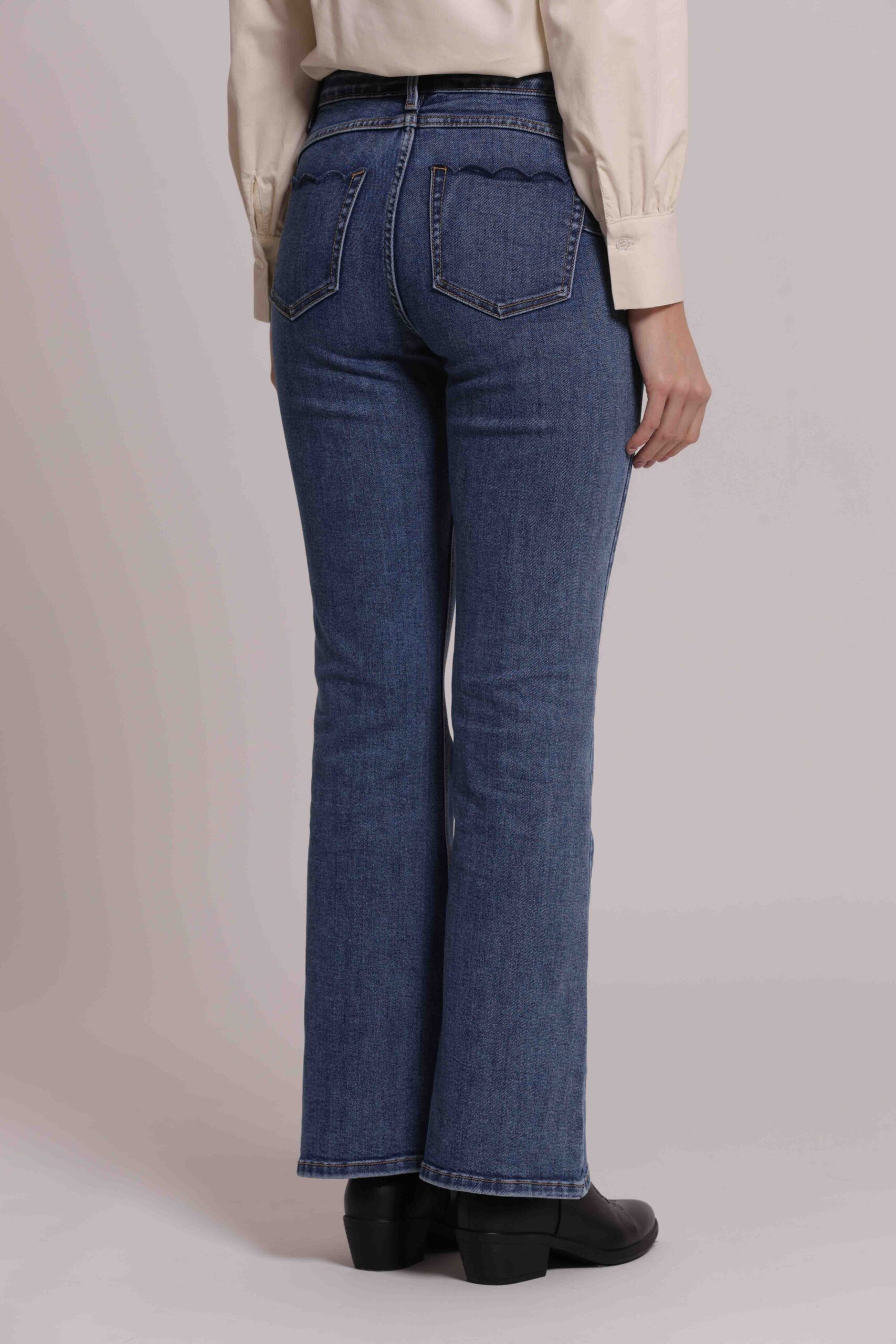 Mimì Muà Firenze – Jeans Flare "Blu Medio" in Cotone Stretch con Ricamo Ondulato sulle Tasche Posteriori - immagine 5