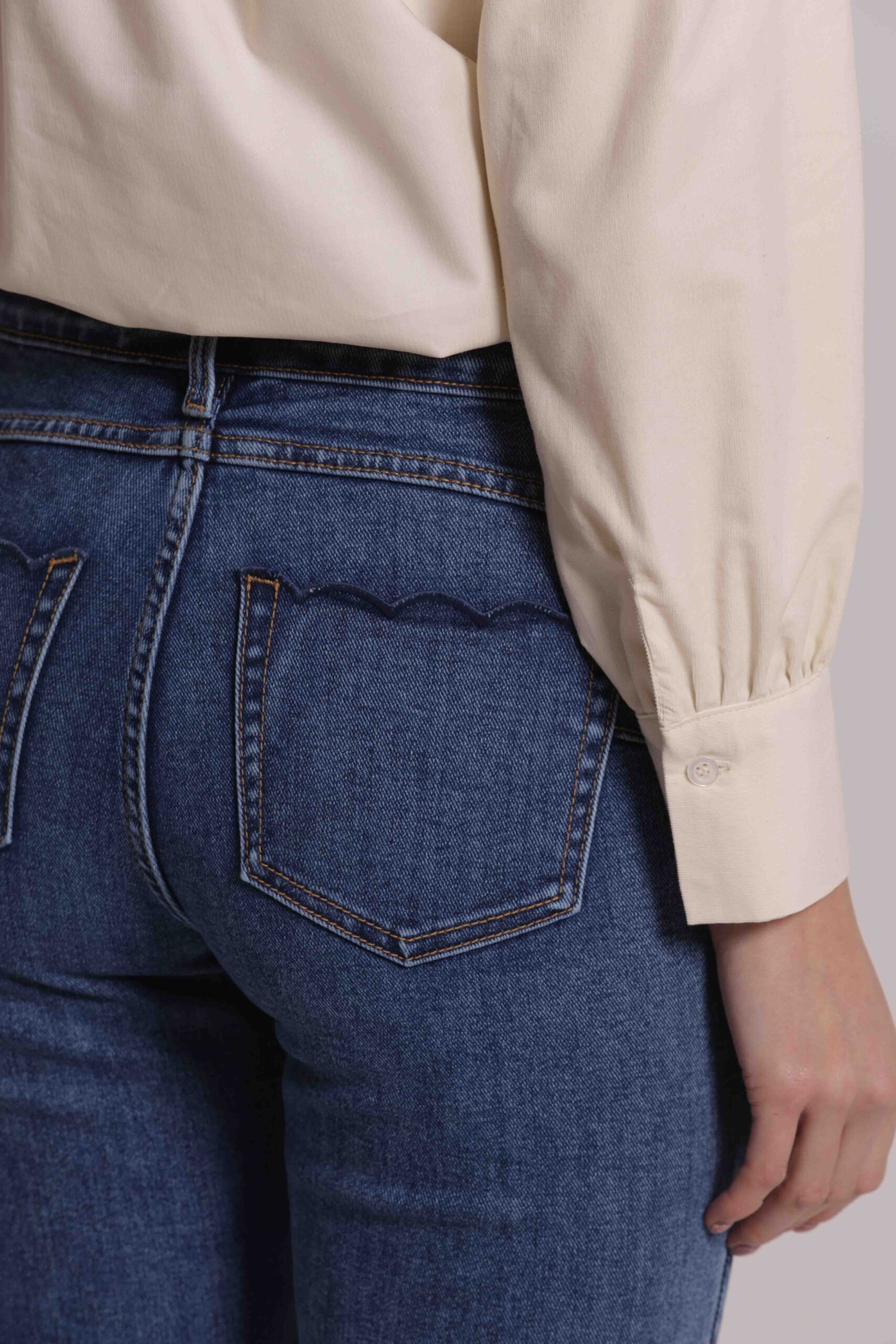 Mimì Muà Firenze – Jeans Flare "Blu Medio" in Cotone Stretch con Ricamo Ondulato sulle Tasche Posteriori - immagine 4