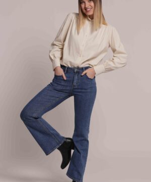 Alt Immagine: Jeans flare da donna marchio Mimì Muà Firenze colore blu medio in cotone stretch con ricamo ondulato sulle tasche posteriori e fondo sfrangiato su Origami Store