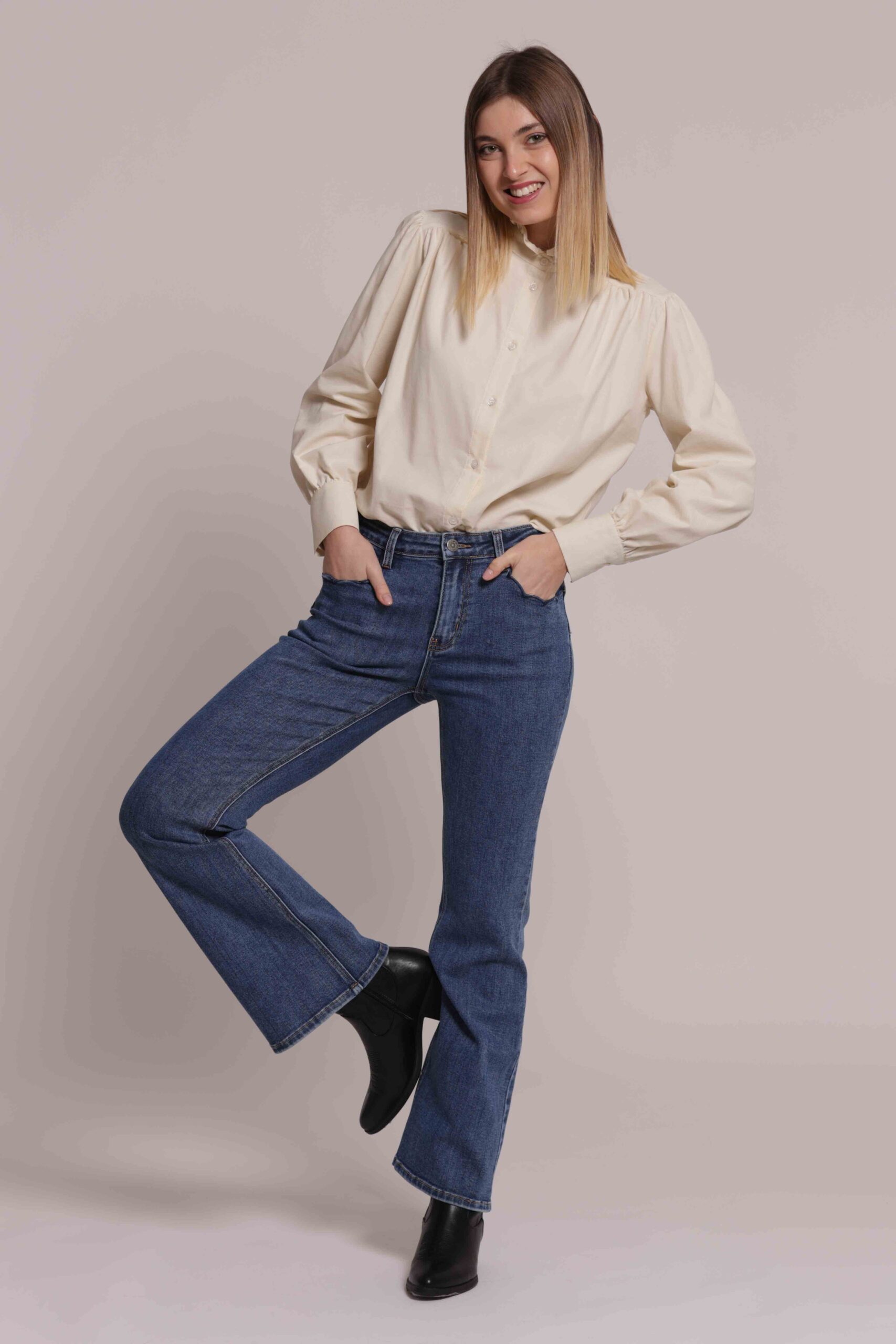 Alt Immagine: Jeans flare da donna marchio Mimì Muà Firenze colore blu medio in cotone stretch con ricamo ondulato sulle tasche posteriori e fondo sfrangiato su Origami Store