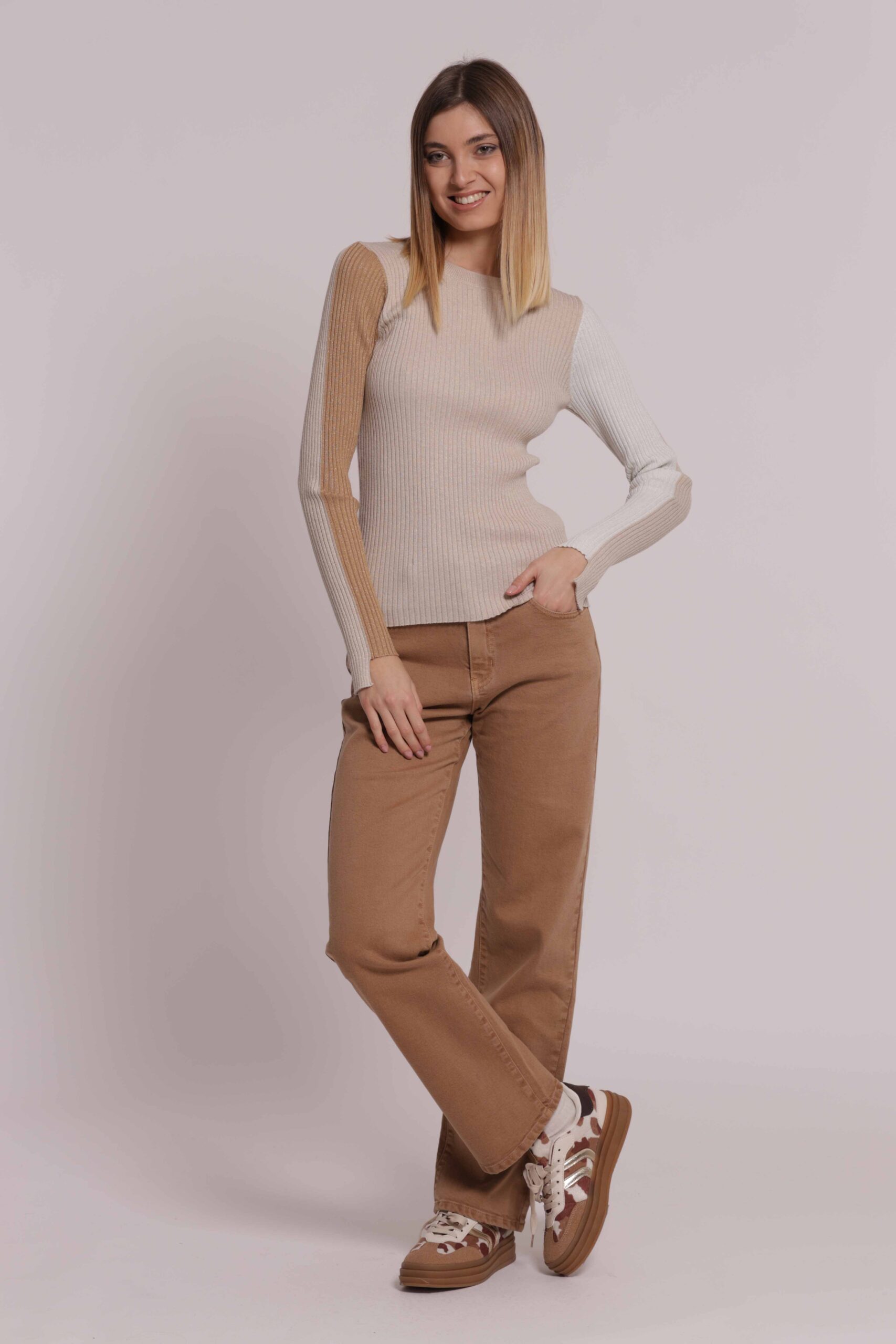Jeans da donna a sigaretta marchio Mimì Muà Firenze colore cammello in cotone stretch con vita regular su Origami Store