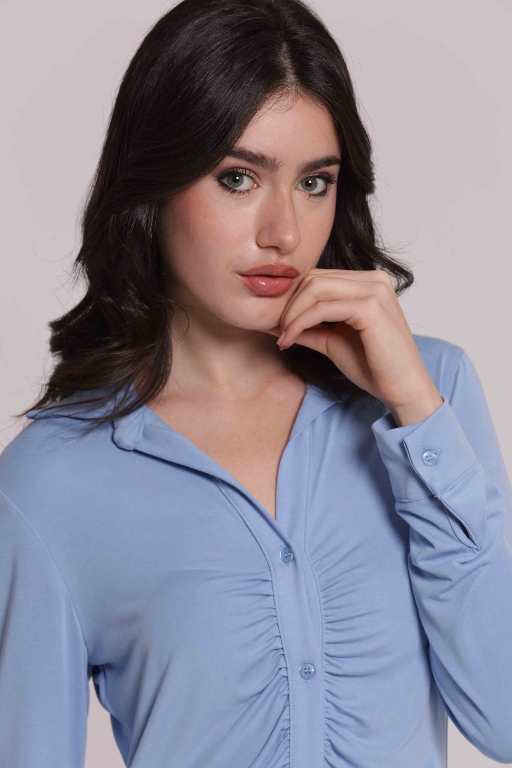 Mimì Muà Firenze – Camicia "Azzurro" in Viscosa Stretch Made in Italy con Drappeggio Frontale - immagine 2