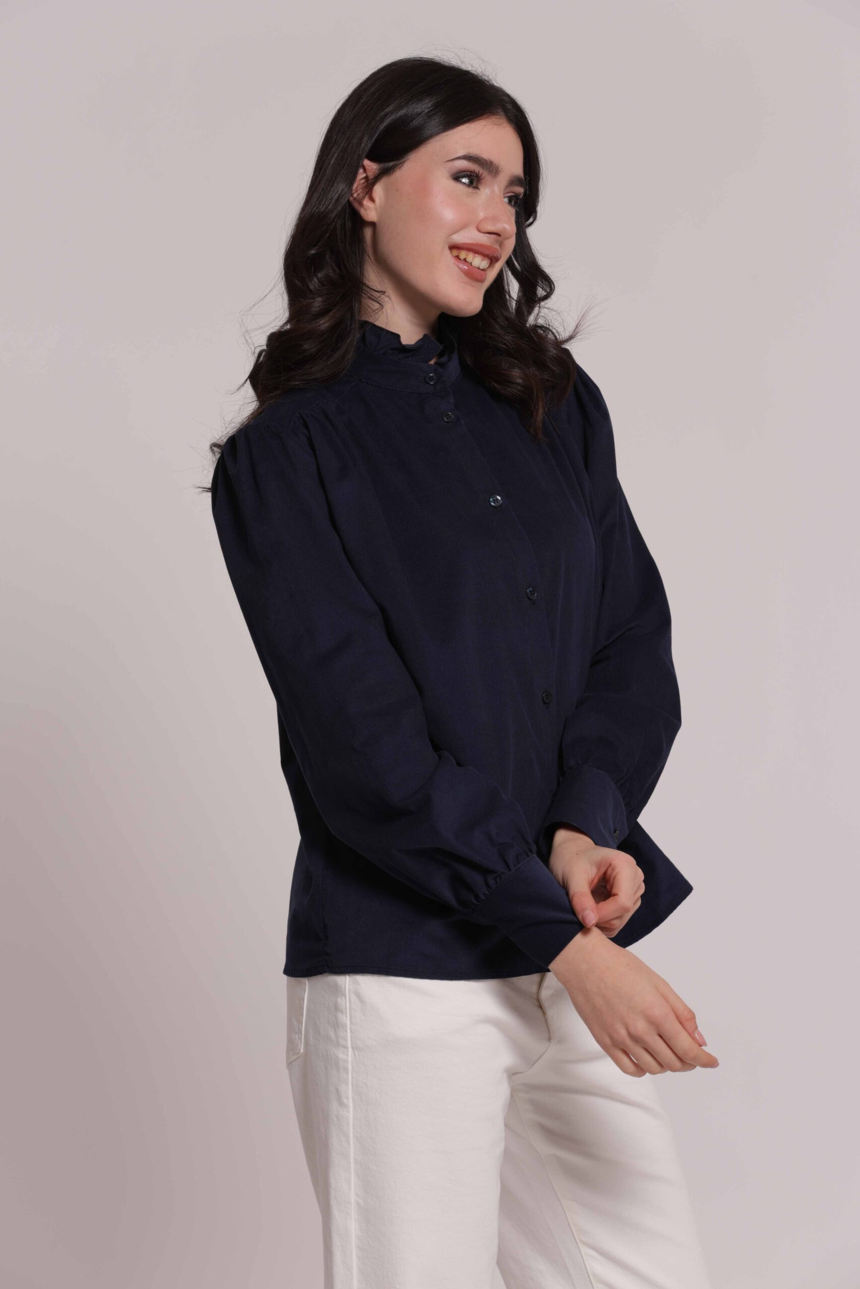 Mimì Muà Firenze – Camicia "Blu" in Velluto Made in Italy con Collo Alto e Rouches - immagine 3