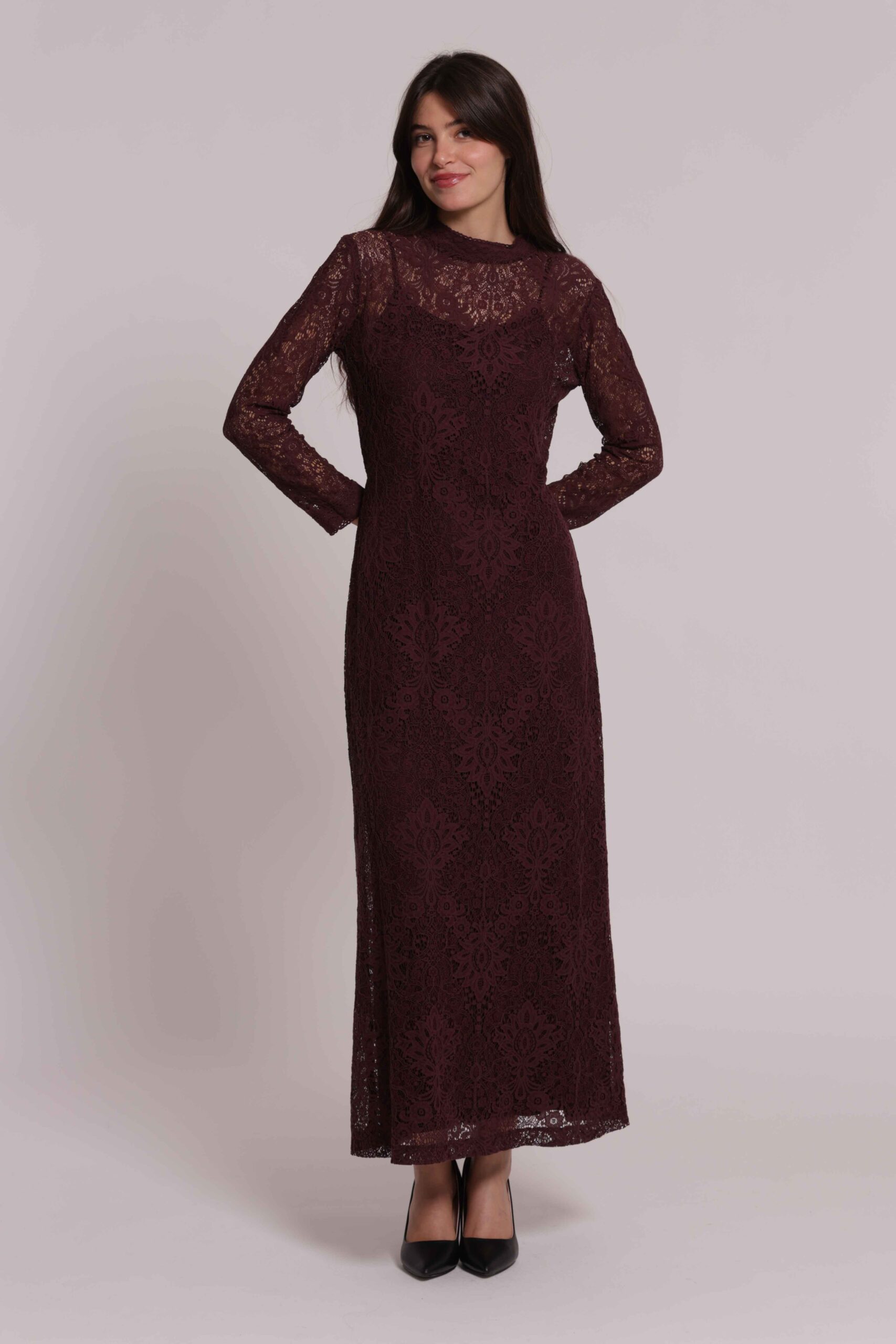 Abito lungo da donna marchio Mimì Muà Firenze colore prugna in pizzo traforato con colletto a lupetto ed elastico in vita e sottoveste removibile Made in Italy su Origami Store