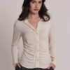 Camicia da donna colore burro marchio Mimì Muà Firenze in viscosa stretch Made in Italy con drappeggio frontale e scollo a V su Origami Store
