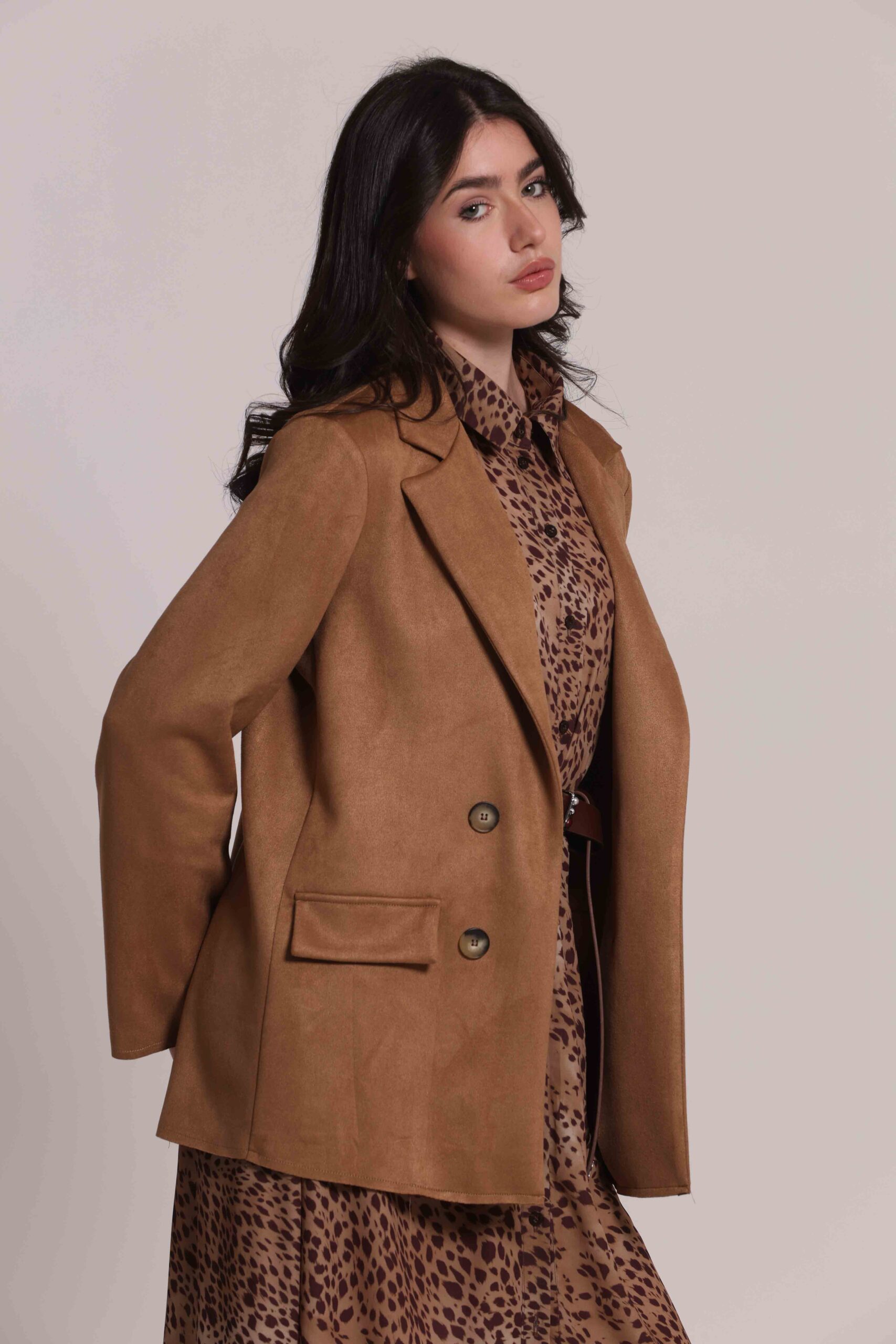 Giacca lunga da donna colore beige marchio Mimì Muà Firenze in jersey effetto camoscio suede Made in Italy con revers e patte su Origami Store
