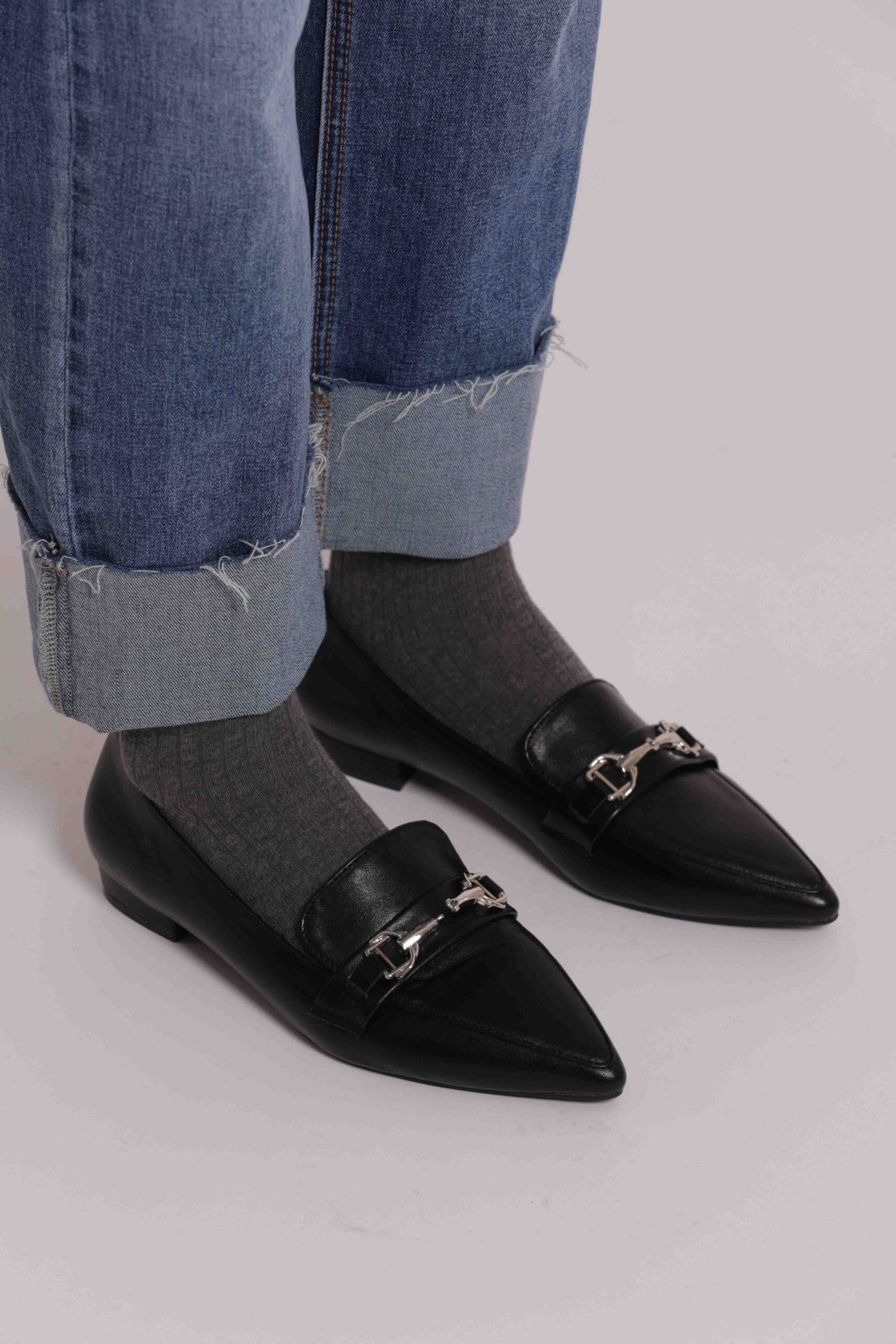 Mocassino a punta da donna marchio Mimì Muà Firenze colore nero in ecopelle con morsetto metallico argentato su Origami Store