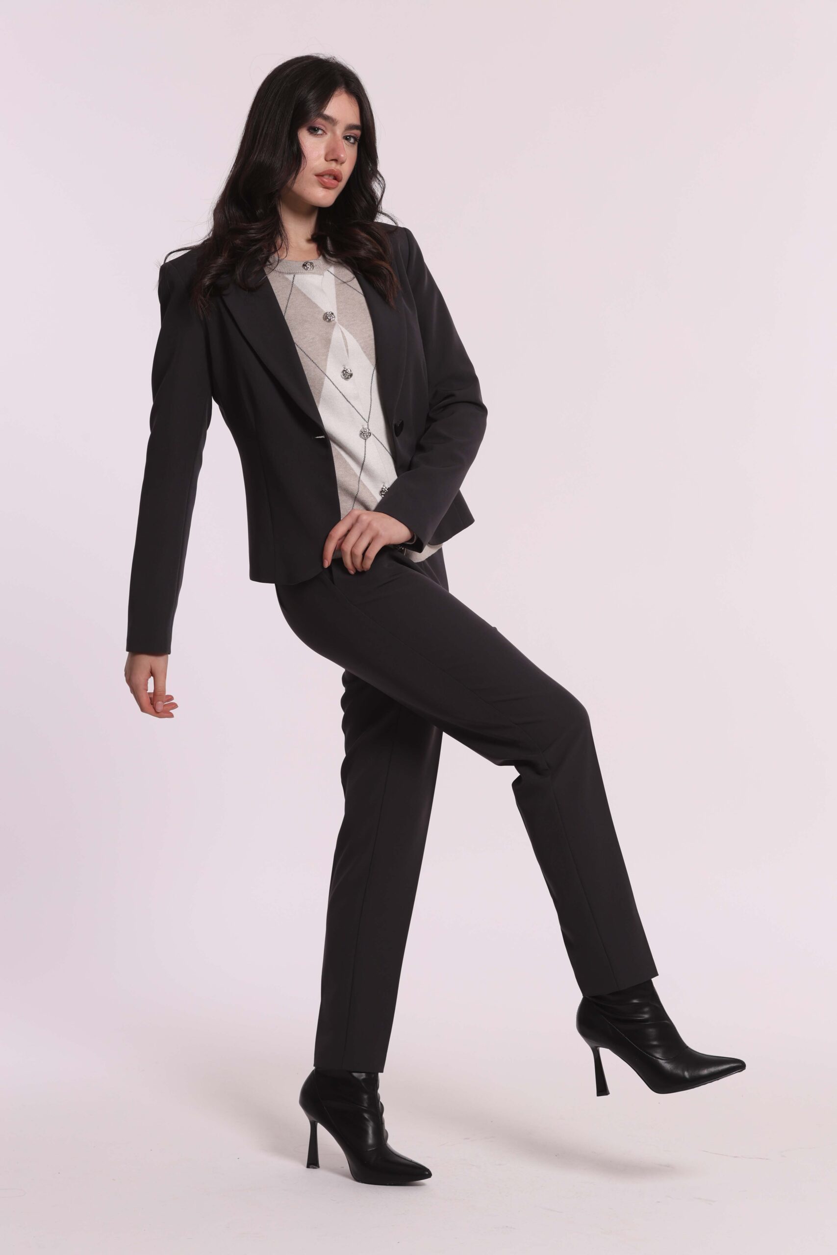 Pantalone a sigaretta da donna colore grigio piombo marchio Mimì Muà Firenze in tessuto tecnico stretch Made in Italy con piega stirata su Origami Store