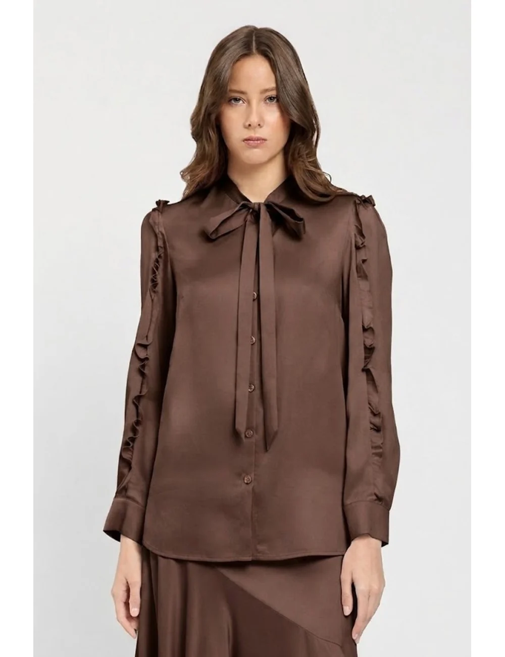 Camicia da donna marchio TWINSET colore mocha in liocell con rouches lungo le maniche e fiocco al collo su Origami Store