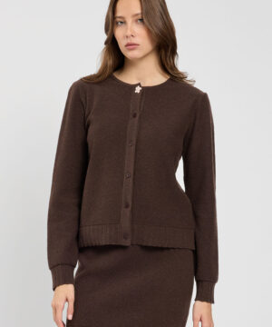 Cardigan da donna in maglia marchio TWINSET colore mocha lavorato a punto piquet con primo bottone in metallo smaltato su Origami Store
