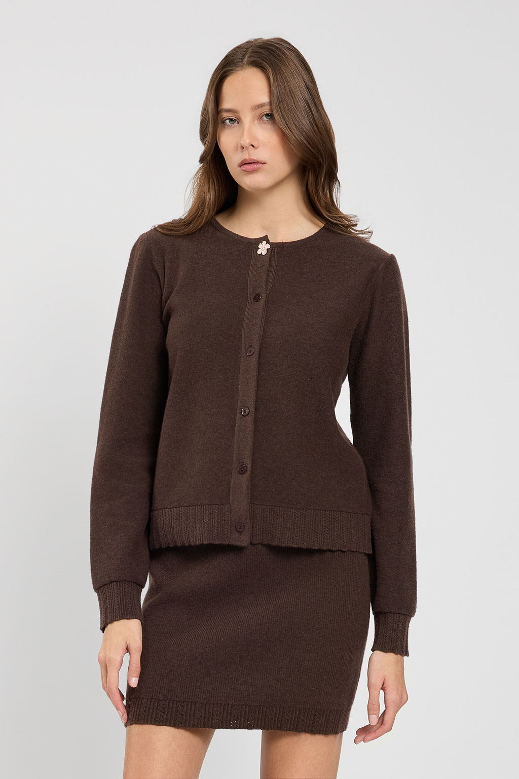 Cardigan da donna in maglia marchio TWINSET colore mocha lavorato a punto piquet con primo bottone in metallo smaltato su Origami Store