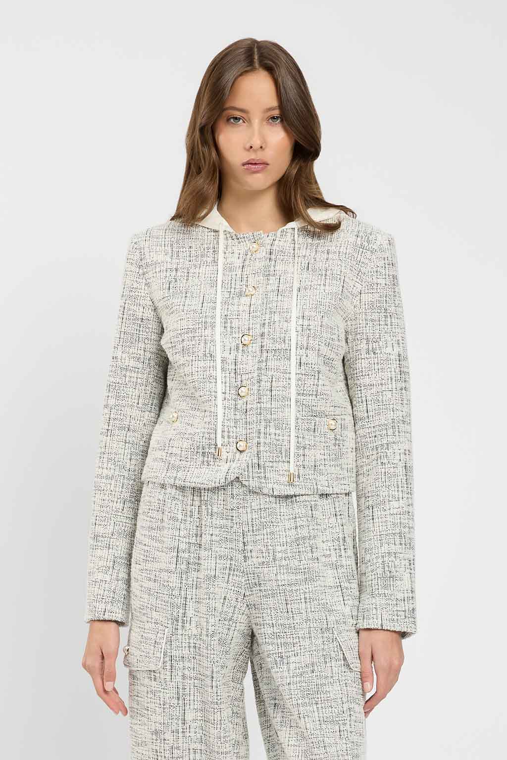 Giacca da donna in felpa marca TWINSET colore tweed off white e nero con texture intrecciata, bottoni perla e cappuccio staccabile in raso su Origami Store