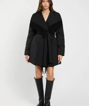 Giacca imbottita da donna marchio TWINSET colore nero trapuntata a rombi con collo sciallato con frange in panno e cintura in vita su Origami Store