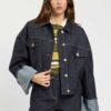 Giubbino corto da donna marchio TWINSET colore blu indaco in denim di cotone modello a camicia con risvolti a contrasto sui polsi su Origami Store