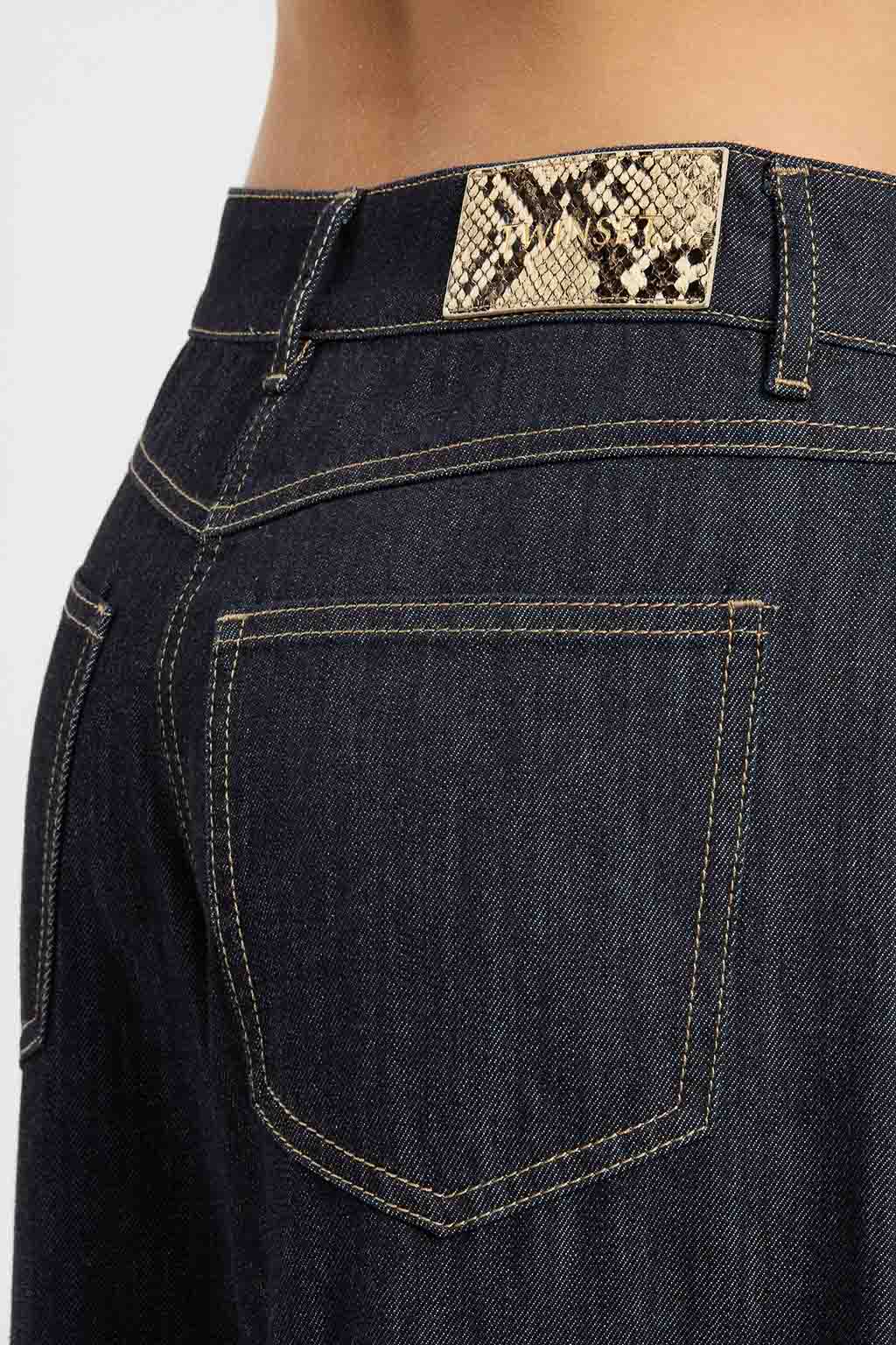 TWINSET – Jeans Flare "Indaco" in Puro Cotone con Risvolto al Fondo - immagine 2