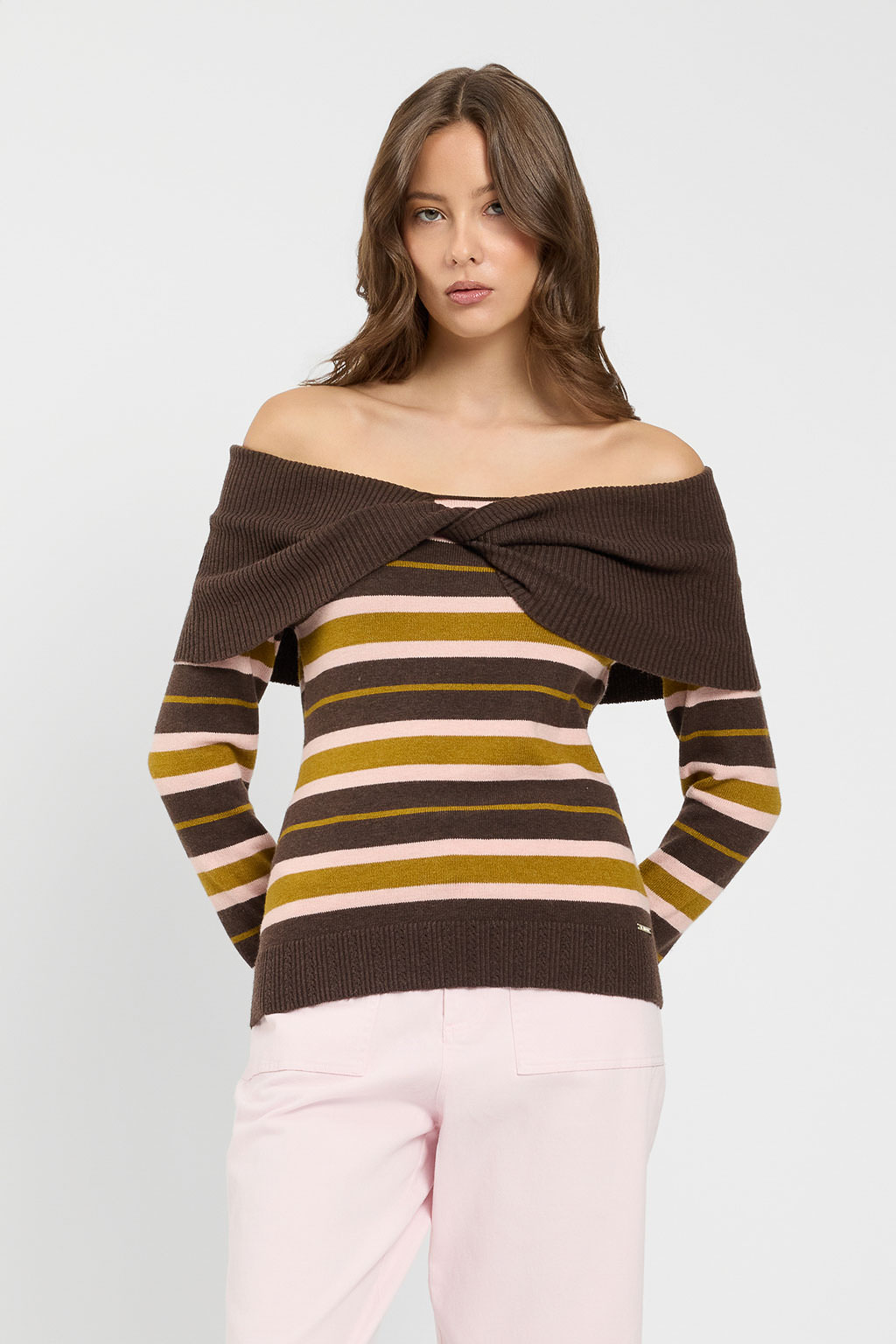 Maglia da donna a righe riga mocha shiny marchio TWINSET con scollo Bardot a spalle scoperte e risvolto incrociato sul davanti su Origami Store