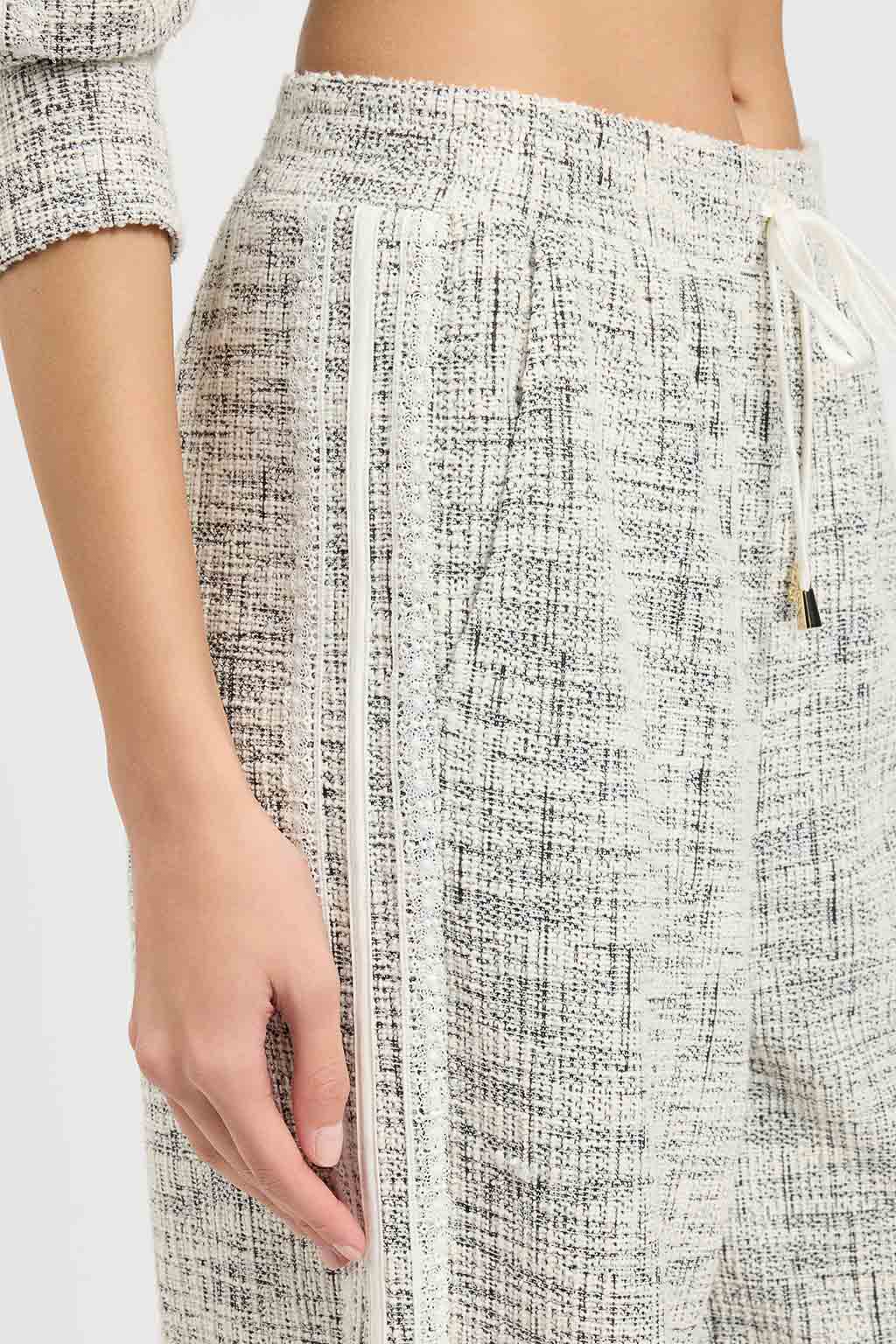 Twinset – Pantaloni "Tweed Off White / Nero" in Felpa Intrecciata - immagine 2