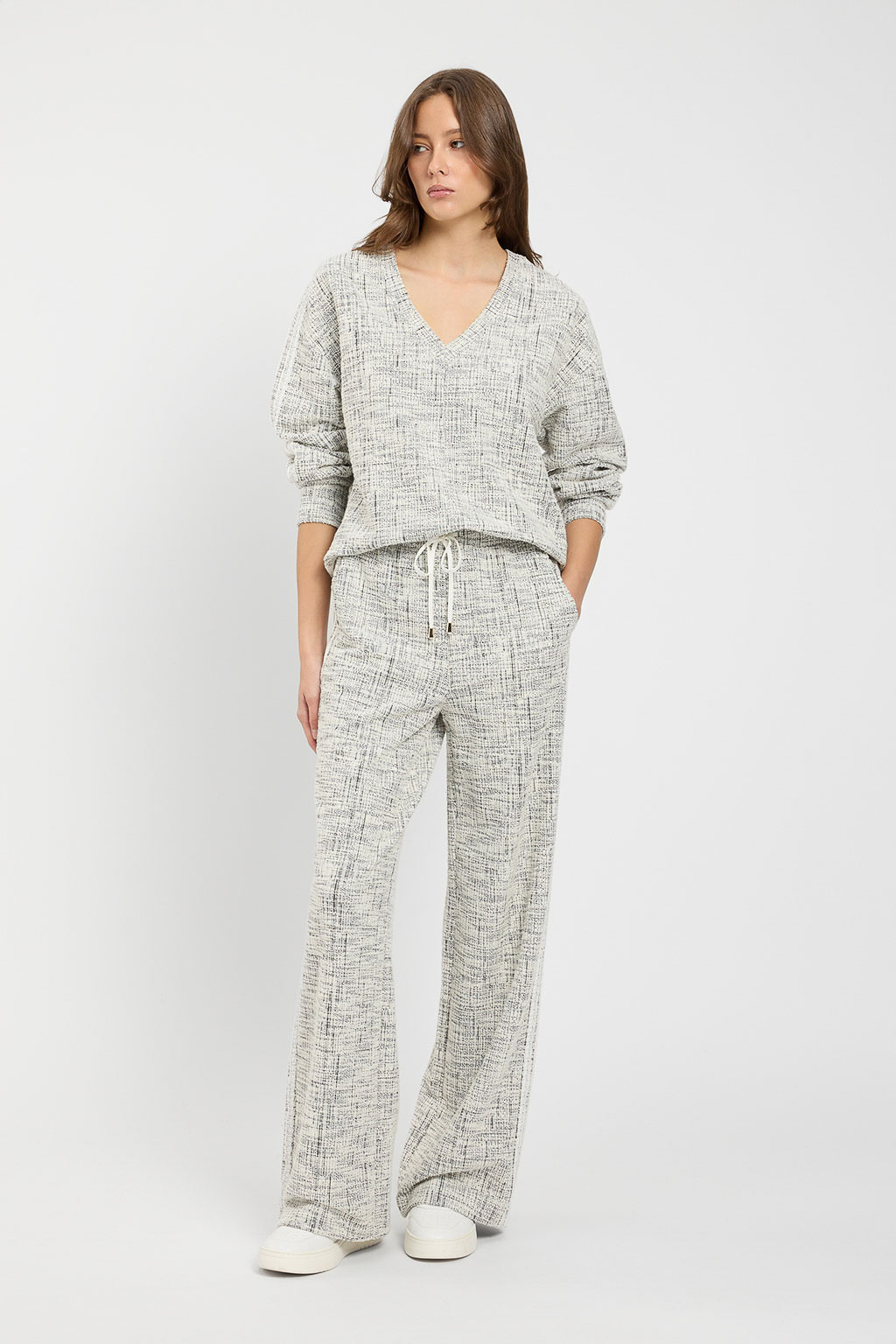 Pantaloni da donna in felpa marca TWINSET colore tweed off white e nero con texture intrecciata e banda laterale su Origami Store