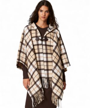 Poncho da donna marchio TWINSET con fantasia jacquard a quadri color dune tinto in filo, chiusura ad alamaro e frange sul fondo su Origami Store
