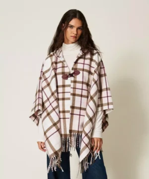 Poncho da donna marchio TWINSET con fantasia jacquard a quadri multicolore tinto in filo, chiusura ad alamaro e frange sul fondo su Origami Store