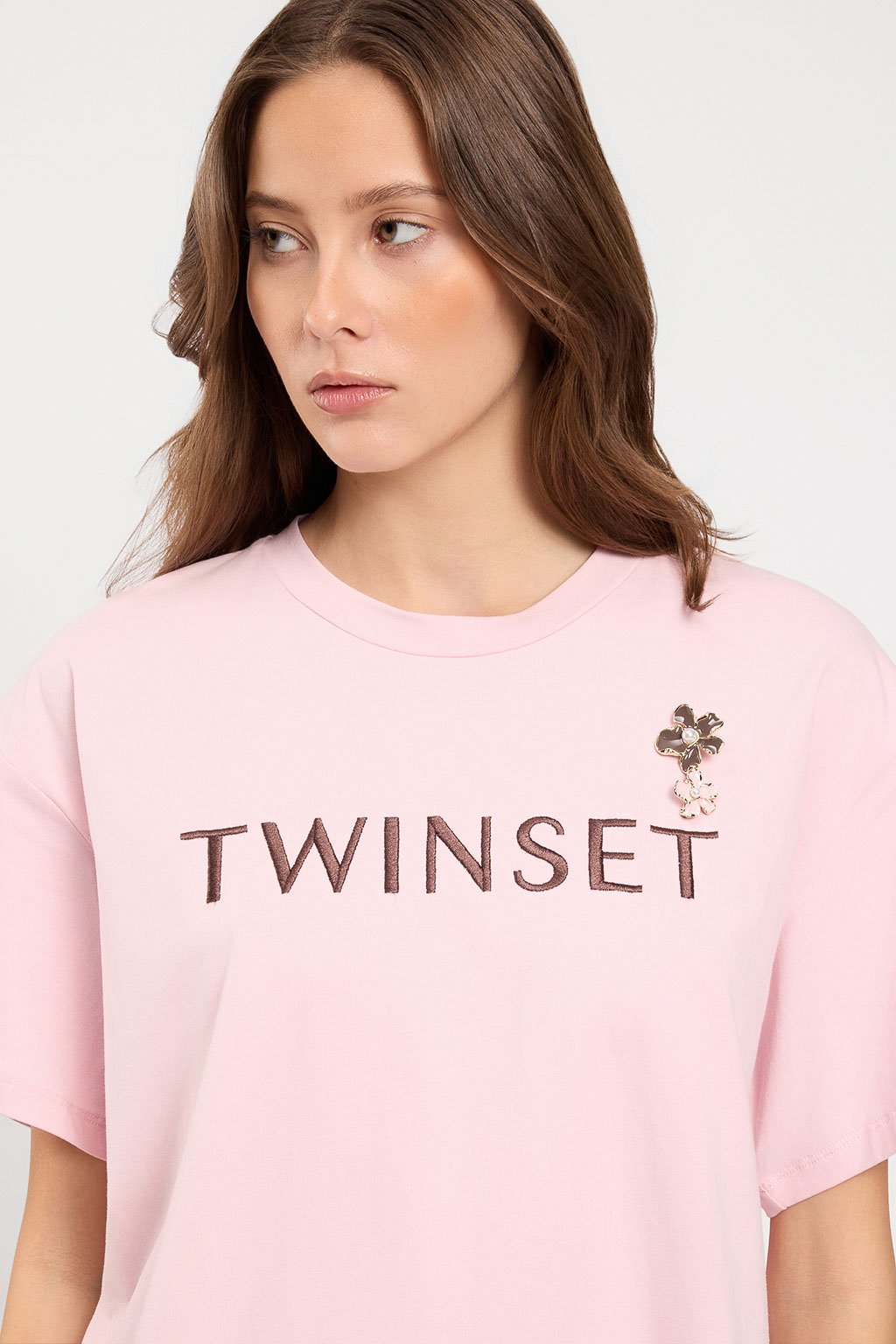 Twinset – T-Shirt "Powder Rose" in Cotone con Logo Ricamato e Spilla - immagine 2
