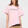 T-shirt da donna marchio TWINSET colore rosa powder rose con orlo asimmetrico a punta, logo ricamato e spilla a fiore removibile su Origami Store