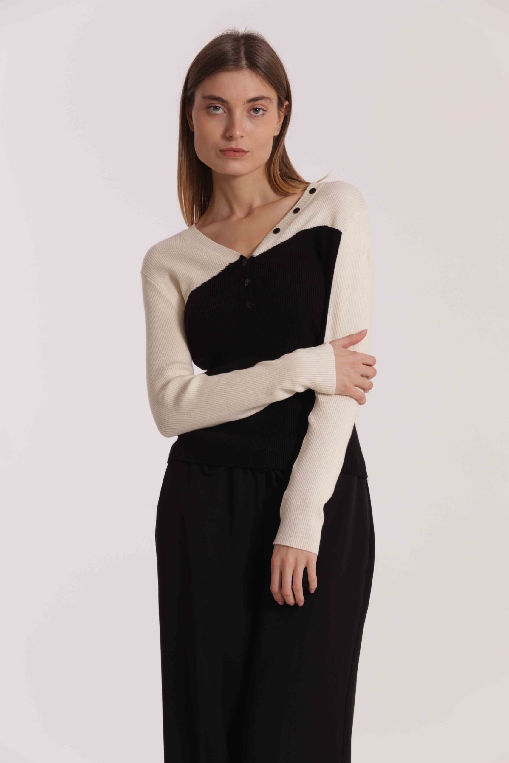 Mimì Muà Firenze – Maglia Bicolor "Nero/Panna" in Costina di Viscosa Stretch con Scollo a V e Dettaglio Bottoni - immagine 3