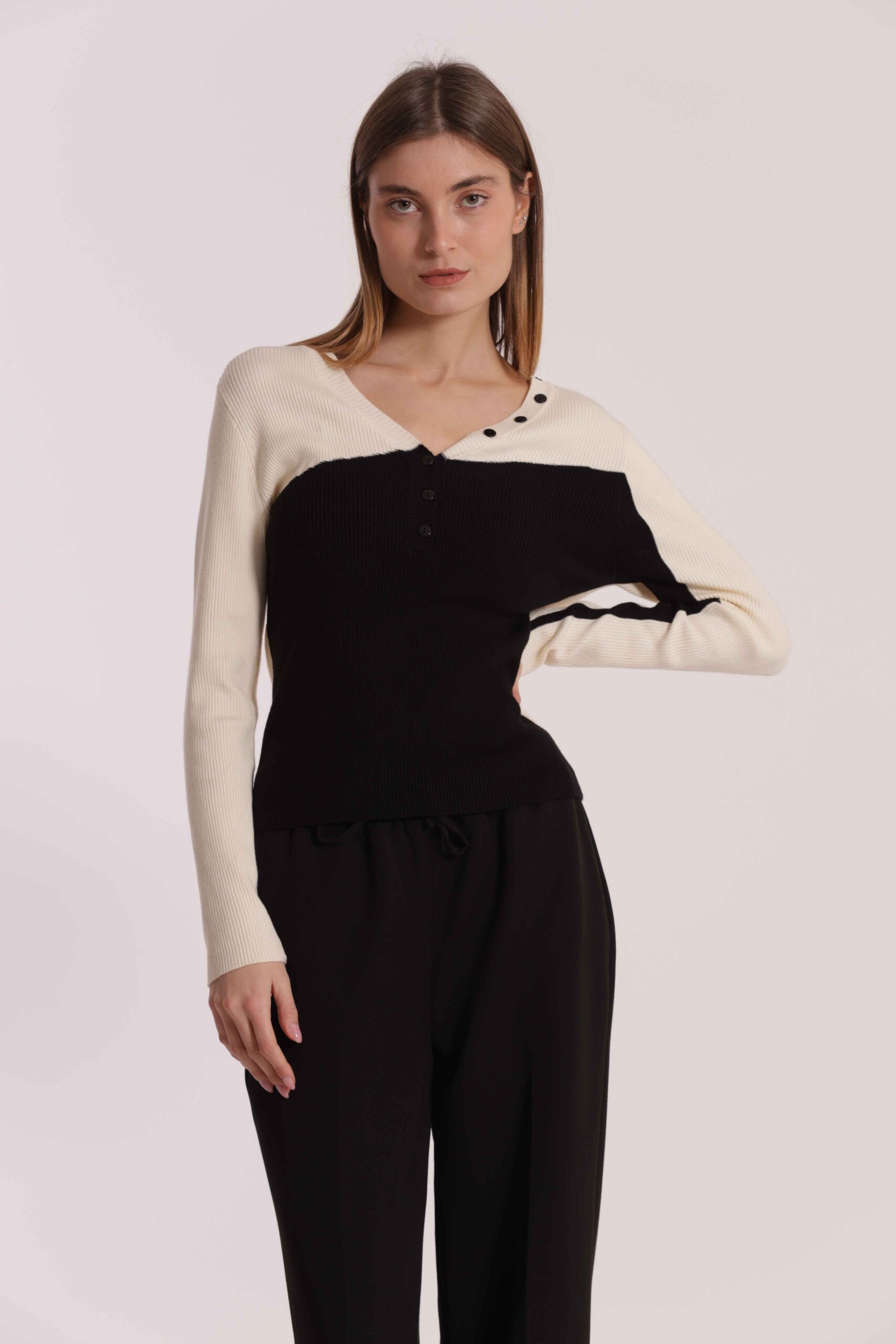 Mimì Muà Firenze – Maglia Bicolor "Nero/Panna" in Costina di Viscosa Stretch con Scollo a V e Dettaglio Bottoni - immagine 4