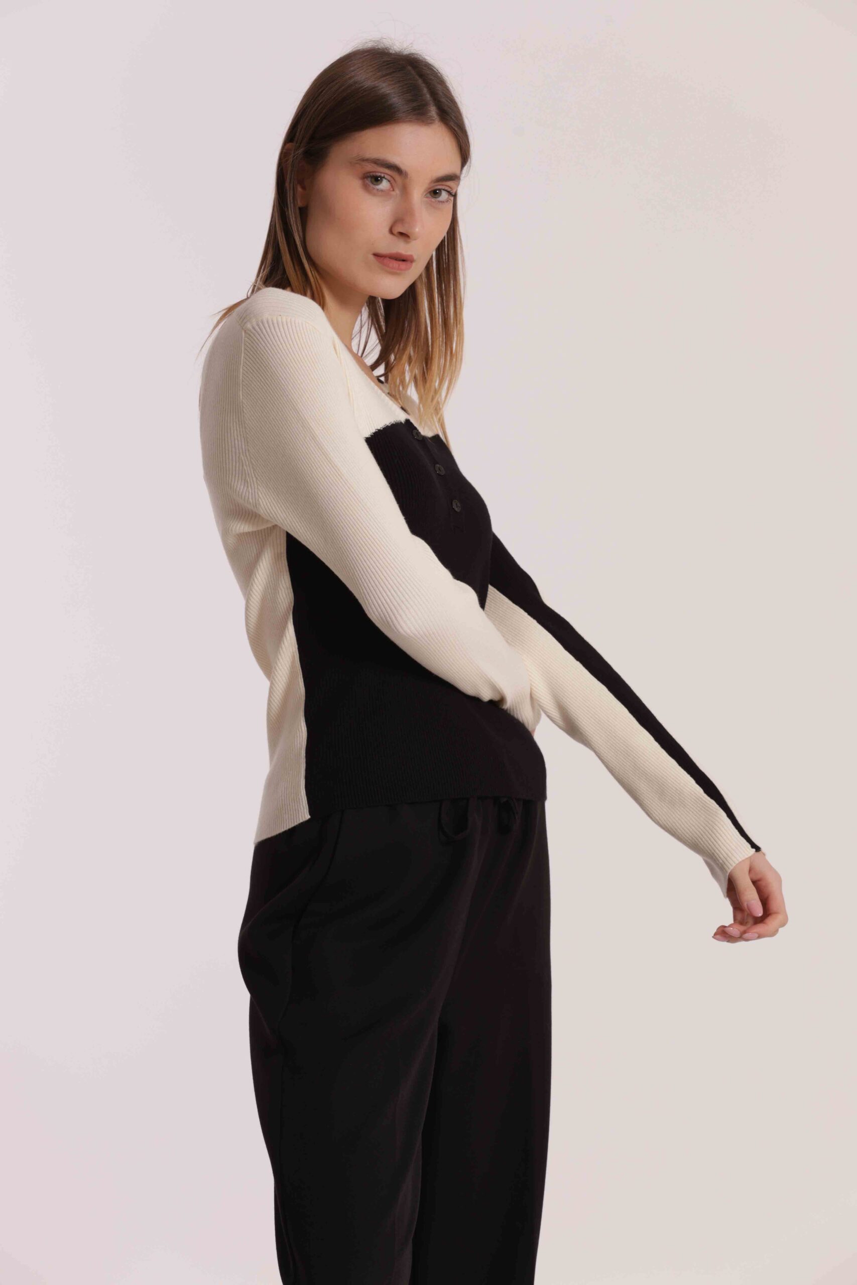 Mimì Muà Firenze – Maglia Bicolor "Nero/Panna" in Costina di Viscosa Stretch con Scollo a V e Dettaglio Bottoni - immagine 5