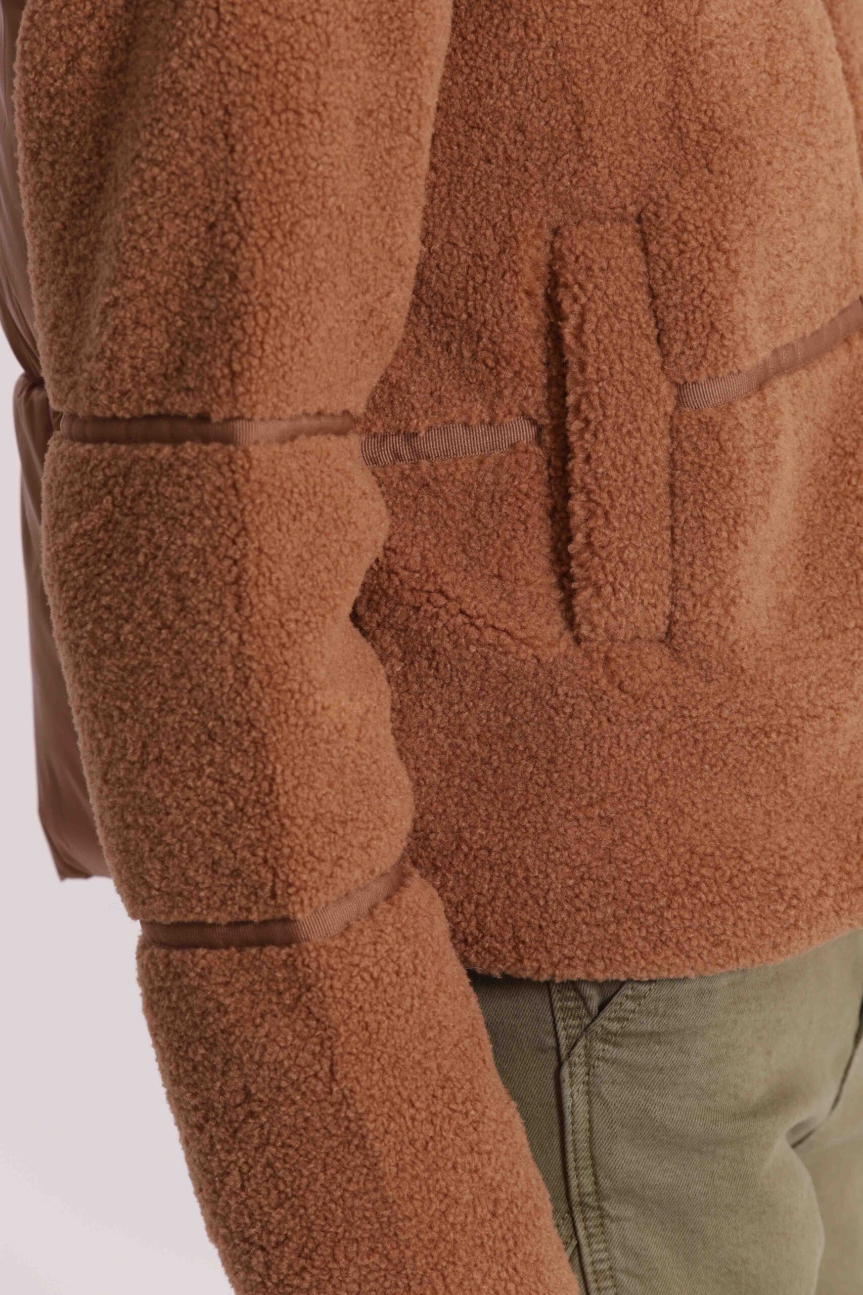 Mimì Muà Firenze – Giubbotto Corto Effetto Montone "Cammello" con Inserti in Nylon - immagine 3