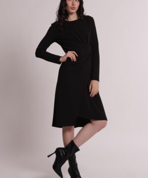 Abito corto da donna colore nero in tessuto crêpe stretch Made in Italy marchio Mimì Muà Firenze con pieghe drappeggiate frontali e gonna asimmetrica a portafoglio su Origami Store
