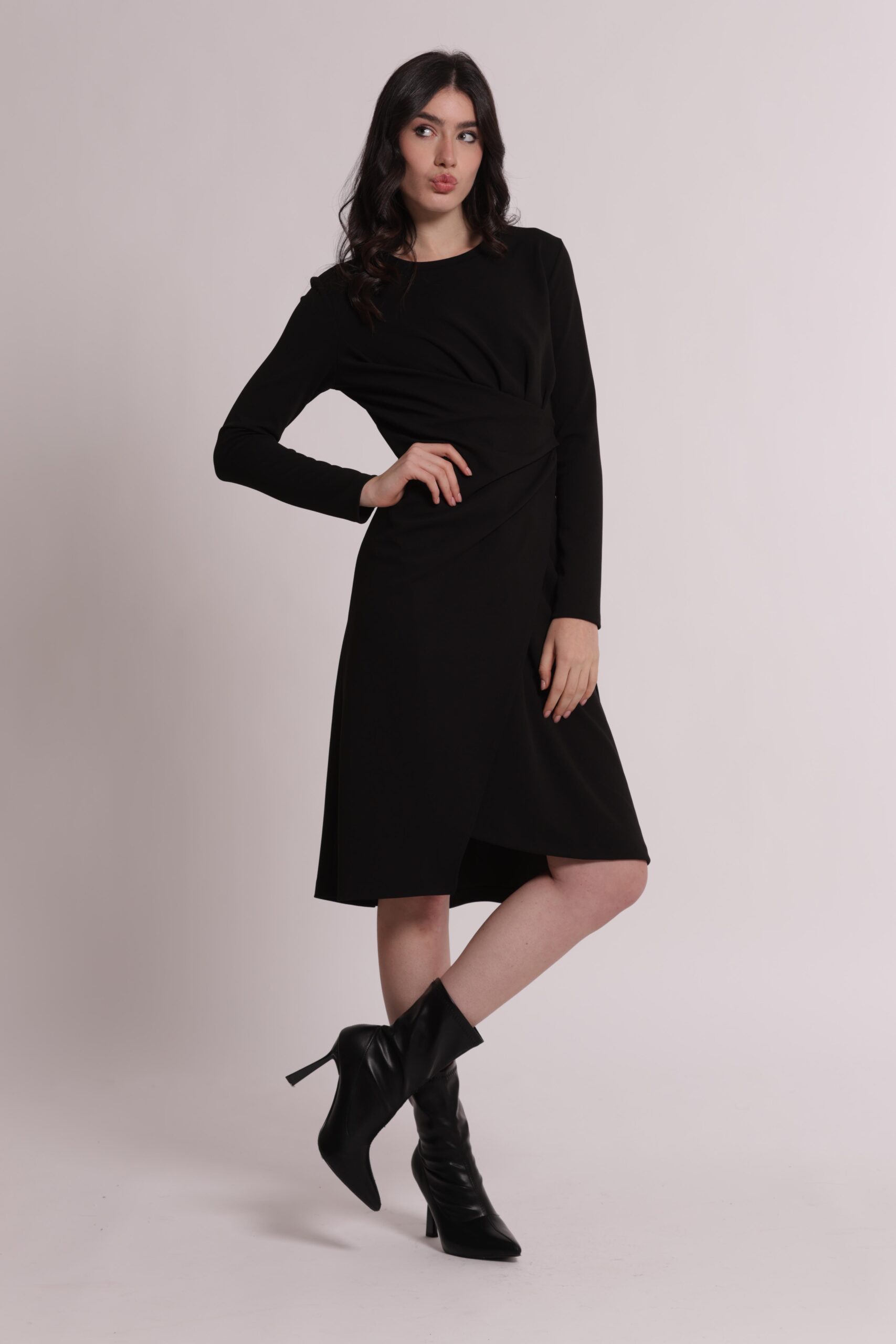 Abito corto da donna colore nero in tessuto crêpe stretch Made in Italy marchio Mimì Muà Firenze con pieghe drappeggiate frontali e gonna asimmetrica a portafoglio su Origami Store