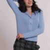 Body camicia da donna sottogiacca colore azzurro marchio Mimì Muà Firenze Made in Italy in viscosa stretch con colletto classico e taglio laser su Origami Store