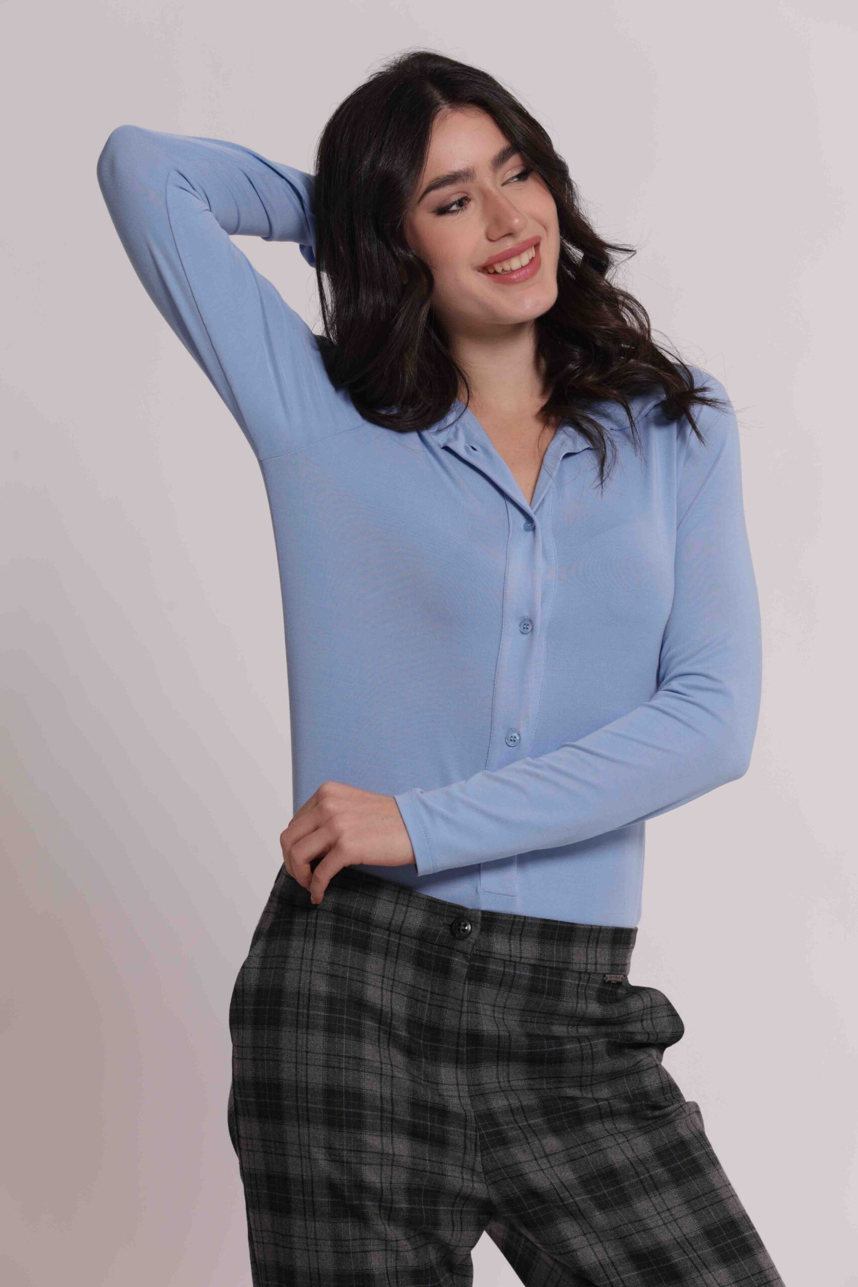 Body camicia da donna sottogiacca colore azzurro marchio Mimì Muà Firenze Made in Italy in viscosa stretch con colletto classico e taglio laser su Origami Store