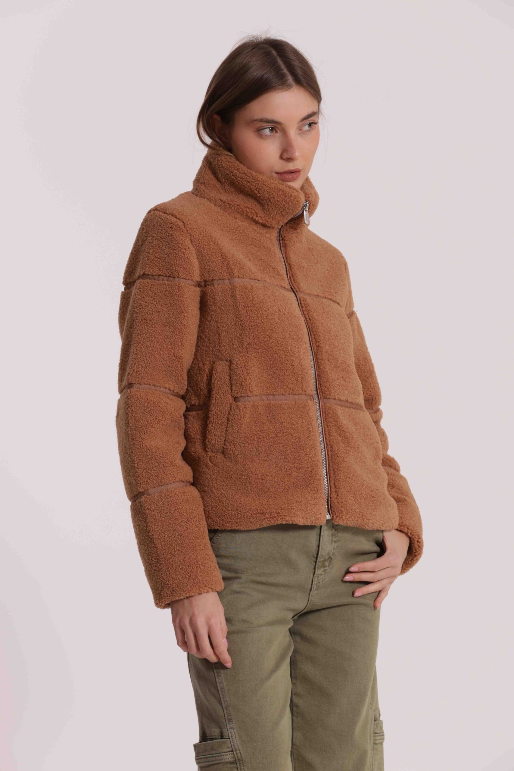 Giubbotto corto da donna colore cammello effetto montone peluche con inserti in nylon e colletto alto marchio Mimì Muà Firenze su Origami Store