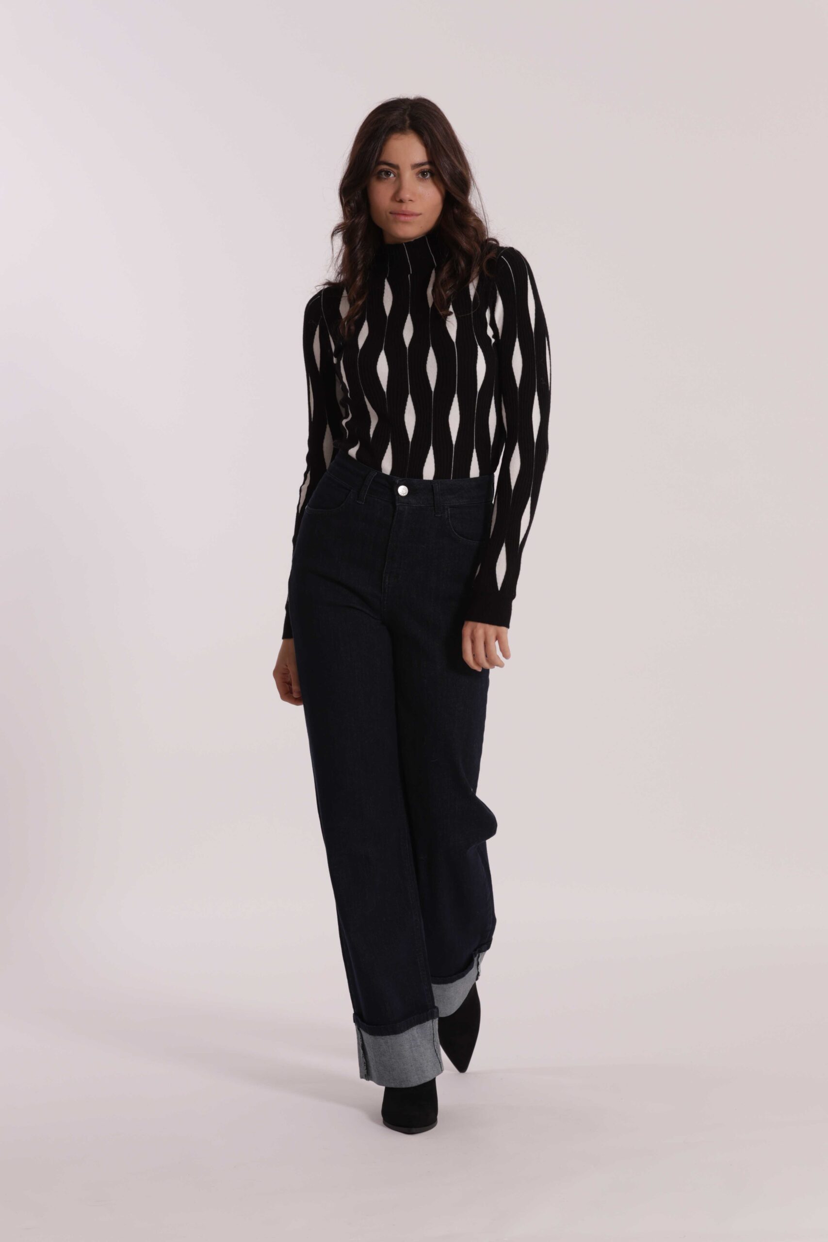 Jeans da donna a palazzo colore blu scuro in cotone stretch Made in Italy marchio Mimì Muà Firenze con risvolto e vita alta su Origami Store