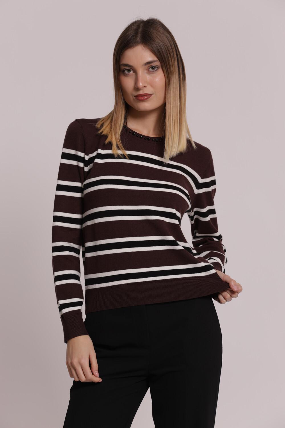 Maglia da donna a righe colore testa di moro in viscosa marchio Mimì Muà Firenze con collana di perle integrata sullo scollo su Origami Store