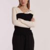 Maglia da donna bicolor colore nero e panna in viscosa a costine marchio Mimì Muà Firenze con scollo a V e bottoni decorativi su Origami Store