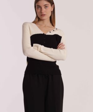 Maglia da donna bicolor colore nero e panna in viscosa a costine marchio Mimì Muà Firenze con scollo a V e bottoni decorativi su Origami Store