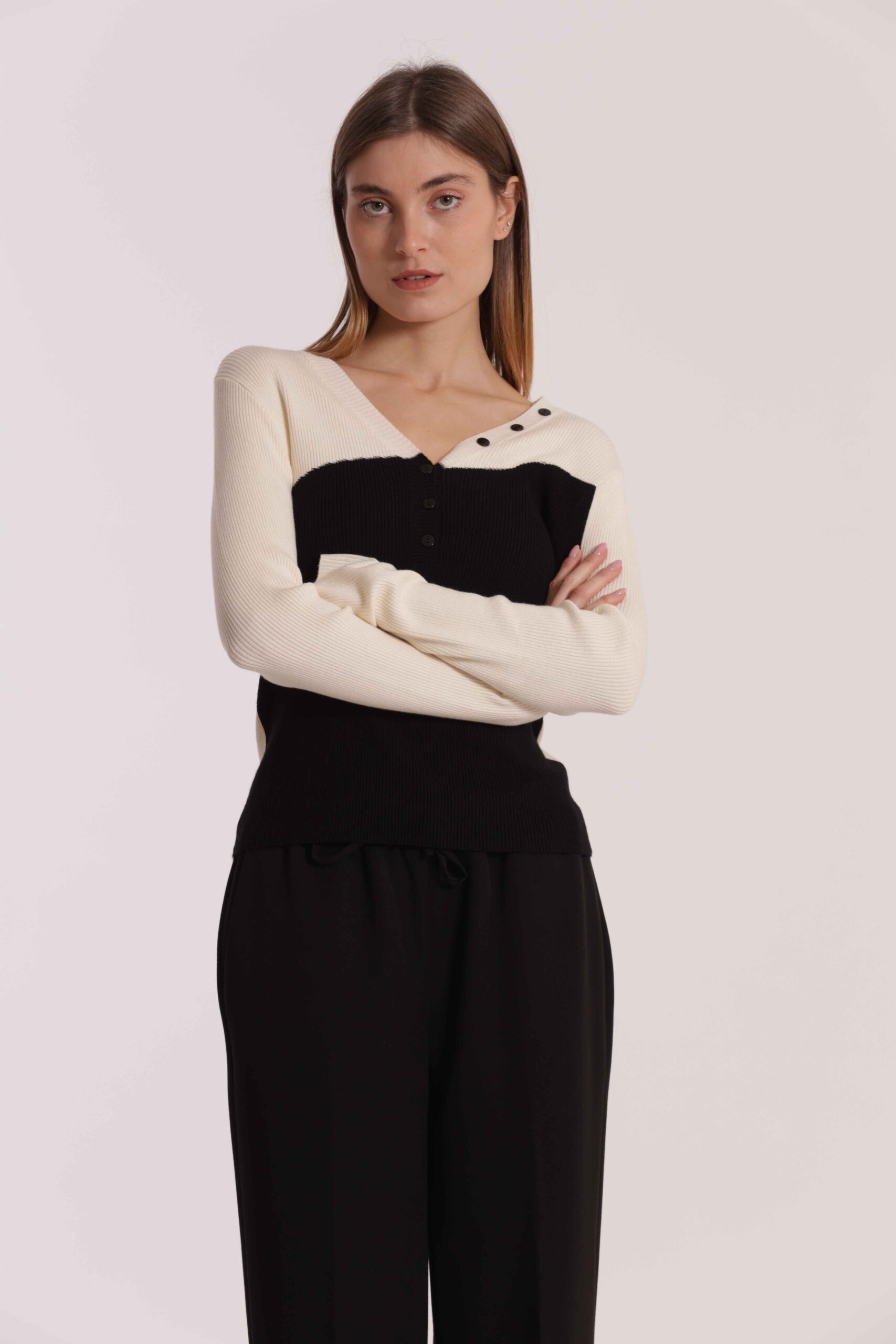 Maglia da donna bicolor colore nero e panna in viscosa a costine marchio Mimì Muà Firenze con scollo a V e bottoni decorativi su Origami Store